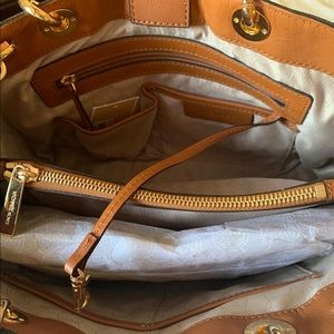 I am selling a Macy’s handbag.